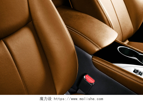 轿车的棕色座椅豪华轿车棕色皮革内饰.皮革汽车座位的部分细节与缝制。舒适的穿孔橙色皮革座椅。棕色穿孔皮革。车里面